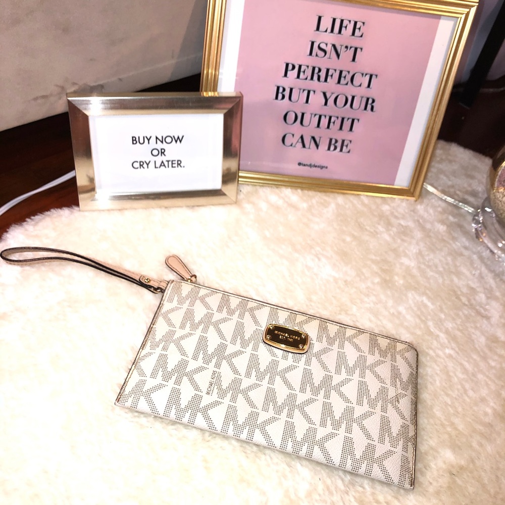 Michael Kor’s wristlet 👛